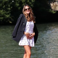 Francesca memakai dress dari desainer Italia, Salvo Rizza, melalui brandnya Des Phemmes saat menghadiri Venice Film Festival 2021. Foto: Getty Images
