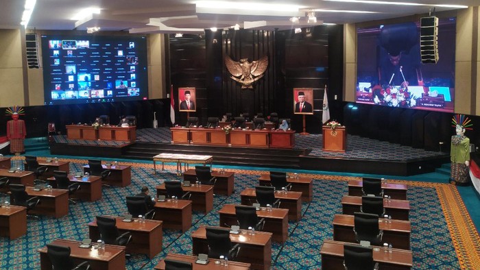 Gubernur DKI Jakarta Anies Baswedan dan pimpinan DPRD DKI tentang Kebijakan Umum Anggaran (KUA) serta Prioritas Plafon Anggaran Sementara (PPAS).