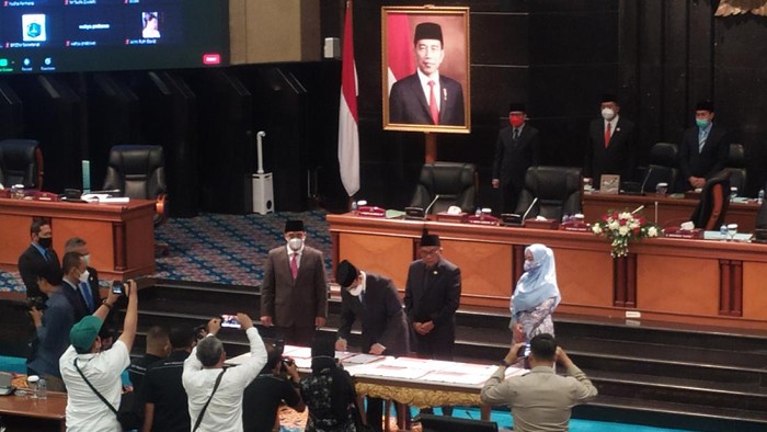 Gubernur DKI Jakarta Anies Baswedan dan pimpinan DPRD DKI tentang Kebijakan Umum Anggaran (KUA) serta Prioritas Plafon Anggaran Sementara (PPAS).