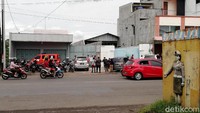 Diketahui, perampokan yang terjadi di gudang rokok tersebut menewaskan seorang satpam bernama Suripto (35).
