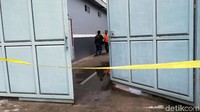 Selain korban meninggal, perampok juga membawa kabur brankas yang berisi sejumlah uang ratusan juta.