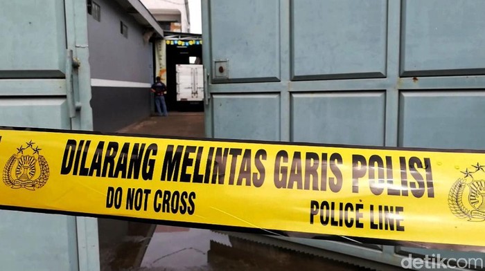Sebuah gudang rokok di Solo, Jawa Tengah, menjadi sasaran perampokan. Seorang satpam bernama Suripto (35) ditemukan tewas serta duit ratusan juta rupiah hilang.