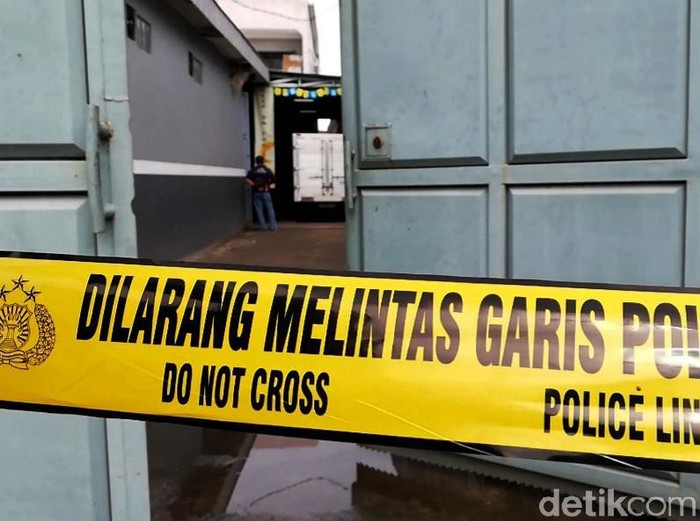 Sebuah gudang rokok di Solo, Jawa Tengah, menjadi sasaran perampokan. Seorang satpam bernama Suripto (35) ditemukan tewas serta duit ratusan juta rupiah hilang.