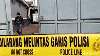 Garis polisi tampak terpasang di area gudang rokok yang menjadi sasaran perampokan di Solo, Jawa Tengah, Senin (15/11/2021).
