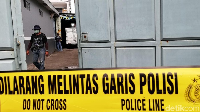 Sebuah gudang rokok di Solo, Jawa Tengah, menjadi sasaran perampokan. Seorang satpam bernama Suripto (35) ditemukan tewas serta duit ratusan juta rupiah hilang.