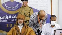 Dalam sebuah video, pria berusia 49 tahun itu membacakan ayat Al-Quran dan berterima kasih kepada pihak-pihak yang membantunya dengan mengatakan Tuhan memberkati Anda. Komisi pemilihan juga merilis gambar yang menunjukkan Seif Al-Islam mengenakan jubah tradisional Badui dan hiasan kepala. Dia diberi kartu pendaftaran pemilih untuk distrik Sebha selatan. Sejumlah warga bereaksi negatif terhadap pendaftaran Seif Al-Islam sebagai capres. Warga menganggap hal ini tidak benar. Alih-alih menyelesaikan masalah, ini hanya memperumit masalah. Itu tidak benar, kata salah satu warga, Nizar Al-Hadi. Warga lain, Ramzi Douess, mengatakan dia tidak ragu beberapa orang akan menerima pencalonan Seif. Namun, dia mempertanyakan bagaimana nasib negara di Afrika Utara itu jika dia menang. Libyan High National Elections Commission via AP.