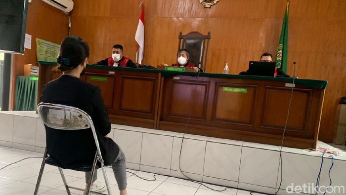 Istri di karawang dituntut 1 tahun penjara gegara omeli suami mabuk