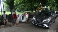 Tak hanya ketua FAKTA, PDIP DKI Jakarta juga turut mengkritik program sumur resapan yang dinilai tak bermanfaat dalam mengatasi banjir di Ibu Kota. PDIP menilai manfaat dari pembangunan sumur resapan tak sebanding dengan anggaran yang digelontorkan Pemprov DKI. Ketua F-PDIP DPRD DKI Jakarta Gembong Warsono mengatakan di tahun ini total anggaran untuk pembangunan sumur resapan sekitar Rp 400 miliar. Anggaran ini, sebutnya, bisa dialokasikan ke kegiatan penanganan banjir lainnya.