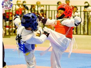 Aksi Tendangan Jan Ethes Juarai Taekwondo di Solo