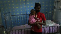Krisis BBM yang tak kunjung mereda ini pun memicu kemarahan masyarakat. Aksi protes digelar oleh masyarakat yang frustrasi akibat krisis yang membuat warga kesulitan untuk beraktivitas dan bertahan hidup. AP Photo/Matias Delacroix. 
