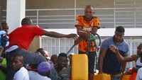 Sementara itu, pom bensin di Ibu Kota Haiti masih terus didatangi warga yang berebut mendapatkan BBM. AP Photo/Odelyn Joseph. 