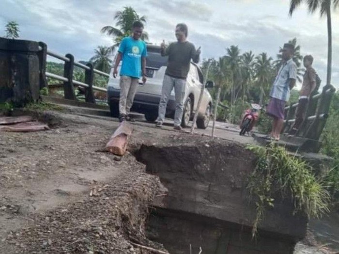 Jembatan di Mamuju, Sulbar, rusak diterjang banjir (Antara Foto)