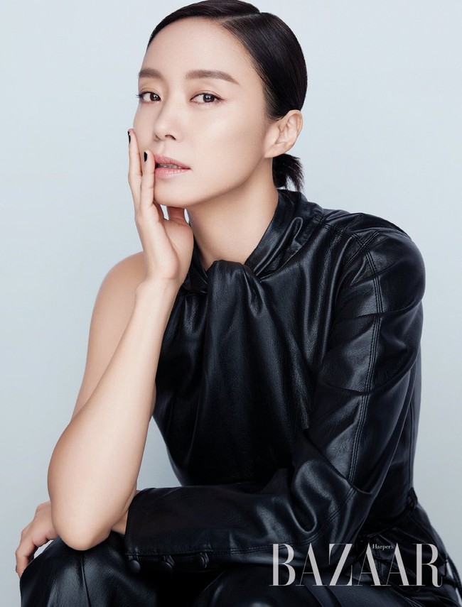 Jeon Do Yeon belum lama membintangi drama Korea Lost bersama Ryu Jun Yeol. Sang aktris sebelumnya pernah melakukan adegan ranjang dalam film Happy End. Foto: dok. Harpers Bazaar