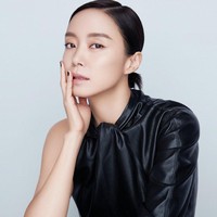 Jeon Do Yeon belum lama membintangi drama Korea Lost bersama Ryu Jun Yeol. Sang aktris sebelumnya pernah melakukan adegan ranjang dalam film Happy End. Foto: dok. Harpers Bazaar