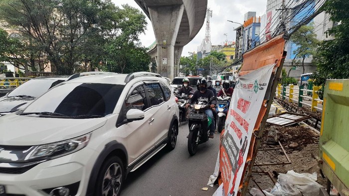 Jl Kapten Tendean macet karena ada galian kabel. Senin (15/11/2021).