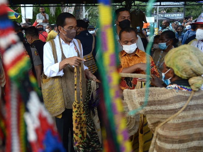 Jokowi beli tas noken di Papua (Foto: Kris - Biro Pers Sekretariat Presiden)