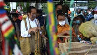 Presiden Joko Widodo (Jokowi) memberikan hadiah tas noken Papua ke Menteri Luar Negeri (Menlu) Selandia Baru, Nanaia Mahuta. Jokowi membeli tas noken itu saat berkunjung ke Papua pekan lalu.  (Foto: Kris - Biro Pers Sekretariat Presiden)