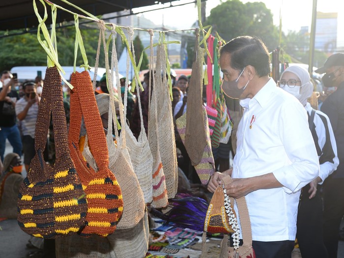 Jokowi beli tas noken di Papua (Foto: Kris - Biro Pers Sekretariat Presiden) Jokowi beli tas noken di Papua (Foto: Kris - Biro Pers Sekretariat Presiden)