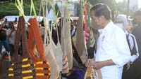 Tas noken itu dibeli Jokowi di Pasar Noken Taman Imbi Jayapura, Papua. Dia membelinya saat berkunjung ke Papua, dalam rangka Peparnas XVI pada 13 November lalu.  (Foto: Kris - Biro Pers Sekretariat Presiden)