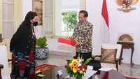 Kemudian, di akhir pertemuan lah, Jokowi menyampaikan cendera mata tas noken itu. Jokowi menjelaskan mengenai proses pembuatan tas tersebut yang dibeli dari pasar di Papua. (Foto: Muchlis Jr - Biro Pers Sekretariat Presiden)