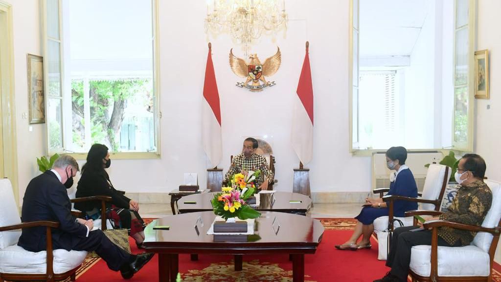 Bertemu Menlu Selandia Baru di Istana, Jokowi Hadiahkan Tas Noken Papua