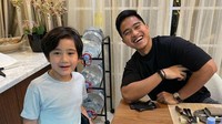 Kaesang berfoto dengan Rafathar, anak Raffi Ahmad dan Nagita Slavina. Foto: Instagram Raffi Ahmad