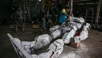 Kerajinan robot berbahan limbah otomotif ini dipasarkan ke sejumlah kota di tanah air hingga China dan Jerman.