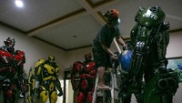 Kerajinan robot ini dijual seharga Rp 15 juta hingga Rp 85 juta tergantung ukuran.