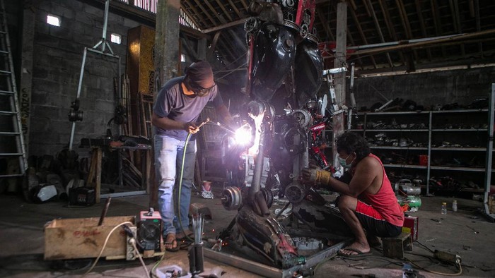 KERAJINAN ROBOT DARI LIMBAH OTOMOTIF Perajin menyelesaikan pembuatan robot di Er Studio Art, Pandak, Bantul, DI Yogyakarta, Senin (15/11/2021). Kerajinan robot berbahan limbah otomotif yang dipasarkan ke sejumlah kota di tanah air hingga China dan Jerman tersebut dijual seharga Rp15 juta hingga Rp85 juta tergantung ukuran. ANTARA FOTO/Hendra Nurdiyansyah/foc.