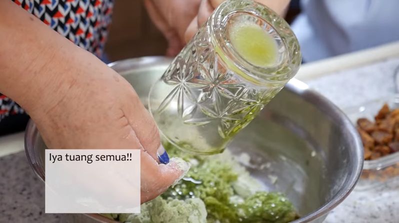 Emak Korea Membuat Klepon Sendiri