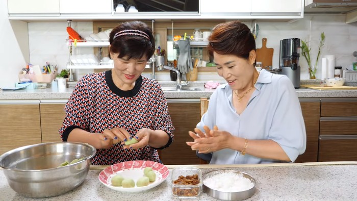 Klepon Emak Korea Membuat Klepon Sendiri
