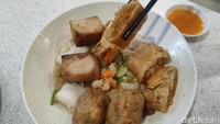 Porsi kompletnya sangat memuaskan selera. Ada kue lobak, lumpia, dan congfan. Foto: detikFood / Yenny Mustika Sari