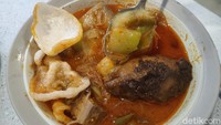 Ada lontong sayur khas Medan yang autentik. Kuahnya kental dan gurih, lauknya berupa ayam rendang. Harga per porsi Rp 45.000 - Rp. 60.000. Foto: detikFood / Yenny Mustika Sari