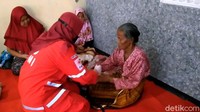 Sementara itu belasan pengungsi di Kelurahan Degayu dilakukan pengecekan kesehatan oleh petugas PMI Kota Pekalongan. Robby Bernardi/detikcom.