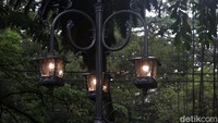 Selain itu, tiang lampu taman yang sebelumnya memudar kini dicat ulang.
