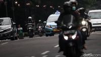 Seperti diketahui, lampu ini juga berfungsi untuk menerangi trotoar di sekitar Balai Kota Bandung.