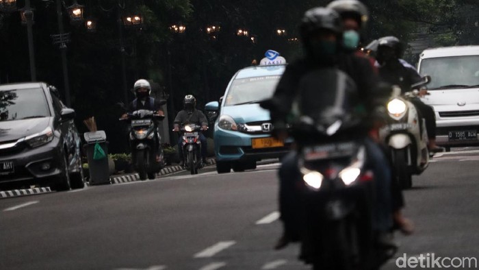 Lampu Taman di Luar Balai Kota Bandung Telah Diperbaiki Lampu taman di luar kawasan Balai Kota Bandung yang sempat rusak telah diperbaiki. Lampu taman tersebut kini menyala lagi.