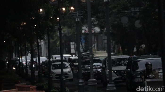 Lampu Taman di Luar Balai Kota Bandung Telah Diperbaiki Lampu taman di luar kawasan Balai Kota Bandung yang sempat rusak telah diperbaiki. Lampu taman tersebut kini menyala lagi.