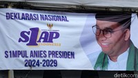 Spanduk tersebut bertuliskan deklarasi nasional dari S1AP atau S1mpul Anies Presiden 2024-2029.