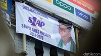 Spanduk deklarasi untuk Anies Baswedan maju jadi capres 2024 terpampang di JPO dekat kampus UIN Syarif Hidayatullah, Jl Ir H Juanda, Ciputat Timur, Tangsel, Banten, Senin (15/11/2021).