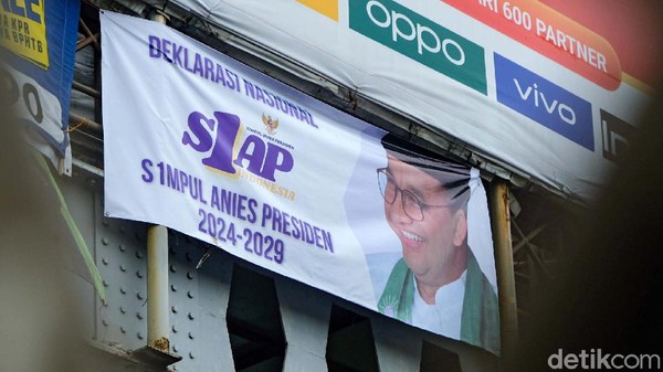 Lihat! Ada Spanduk Dukungan Anies Capres 2024 di JPO Ciputat