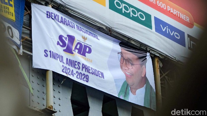 Spanduk dukungan kepada Gubernur DKI Jakarta Anies Baswedan maju Capres 2024 bermunculan. Terkini, spanduk tersebut mejeng di salah satu JPO di Ciputat, Tangsel.