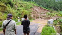 Akibatnya jalan kabupaten sebagai akses utama warga sekaligus jalur utama menuju kawasan wisata Air Terjun Kedung Pedut dan sekitarnya tak bisa dilewati.