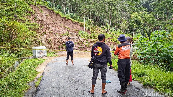 Longsor terjadi di kawasan Perbukitan Menoreh Kulon Progo. Akibatnya akses jalan kabupaten tertutup longsor dan tidak bisa dilewati.