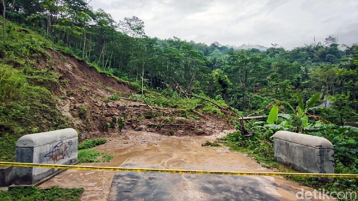 Longsor terjadi di kawasan Perbukitan Menoreh Kulon Progo. Akibatnya akses jalan kabupaten tertutup longsor dan tidak bisa dilewati.