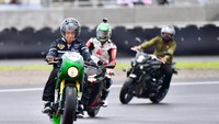 Helm tersebut merupakan RSV tipe SV300 buatan Bandung. Sebelumnya helm tipe ini juga pernah digunakan Jokowi saat meresmikan Sirkuit Mandalika pada bulan November 2021 lalu. Saat itu Jokowi menggunakan RSV SV300 warna hitam metalik. Foto: Istana Kepresidenan/Agus Suparto