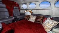 Namun, jika durasi itu tidak cukup, pasangan dapat menyewa jet lebih lama, yakni satu setengah jam dengan harga USD 1.495 atau setara Rp 21 juta. Pasangan akan dibawa berkeliling kota Las Vegas di atas ketinggian 5.280 kaki. (Love Cloud)