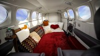 Sementara itu, selama sesi berlangsung, sang pilot akan mengenakan headphone peredam suara dan ada tirai yang membatasi kokpit dengan kabin pesawat sehingga pasangan tidak perlu khawatir. (Love Cloud)