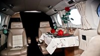 Tak hanya layanan berhubungan seks, selama tujuh tahun ini maskapai penerbangan Love Cloud yang berlokasi di Nevada, juga memberikan layanan romantis lain bagi pasangan, seperti makan malam romantis hingga upacara pernikahan di pesawat. (Love Cloud)