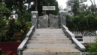 Ada tiga gerbang di pemakamanan tersebut yang menerangkan siapa-siapa saja yang jasadnya dibaringkan di sana. Di Gerbang kedua yang berada di dalam pemakaman terbaring sejumlah nama para leluhur Sumedang, diantaranya Raden Somanagara atau nama lain dari Pangeran Soeria Koesoemah Adinata, Ni Raden Ayu Rajapomerat, Pangeran Rangga Gempol II, Pangeran Rangga Gempol Gempol III, Dalem Adipati Tanoemadja, Ni Raden Ayu Jogjanagara, Raden Haji Mustofa dan RAA Martanagara.